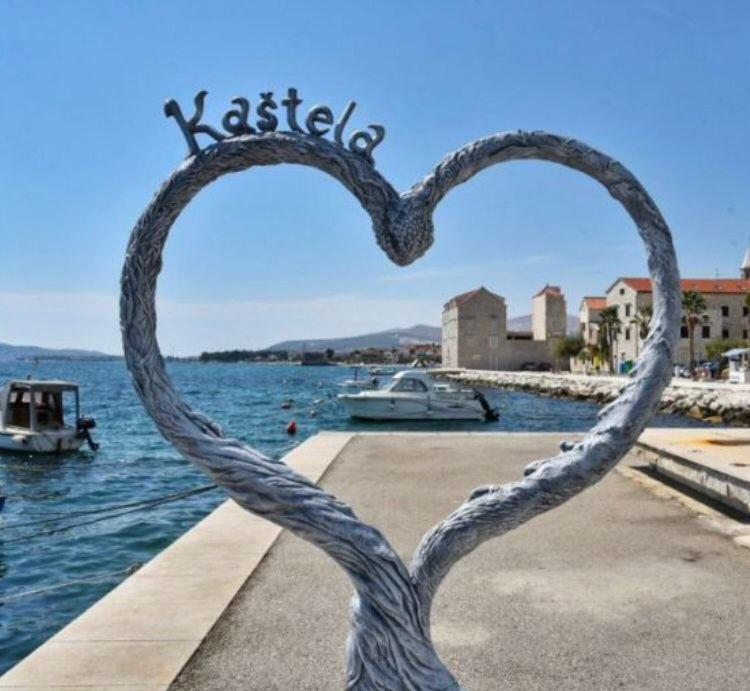 Ferienhaus Maestral - Kastel Kambelovac คาชเตลา ภายนอก รูปภาพ