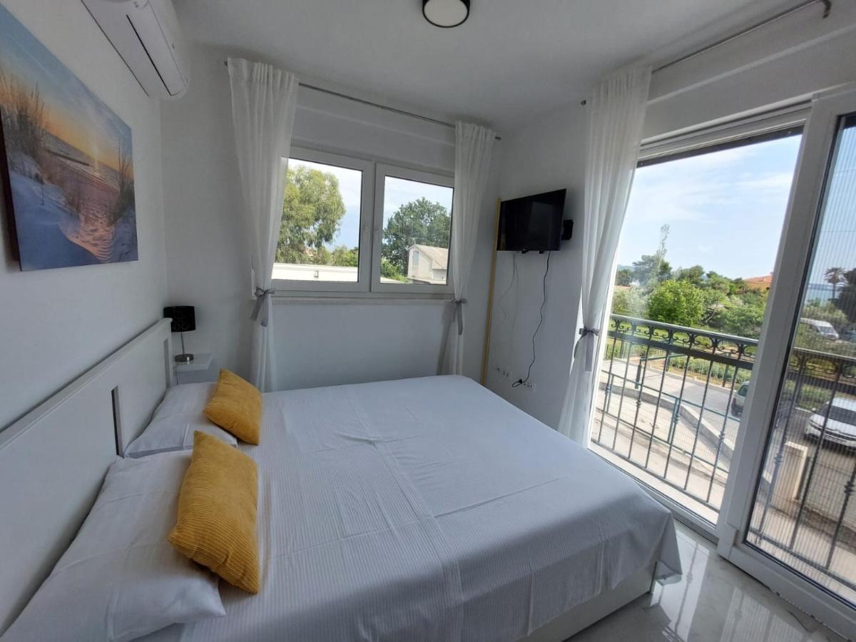 Ferienhaus Maestral - Kastel Kambelovac คาชเตลา ภายนอก รูปภาพ